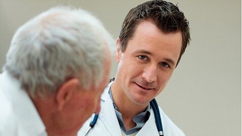 Der Arzt verschreibt Medikamente gegen Prostatitis.